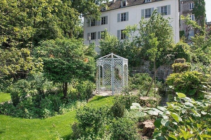 Montmartre Marvels Private Tour including Renoir Gardens Entrance — photo 1