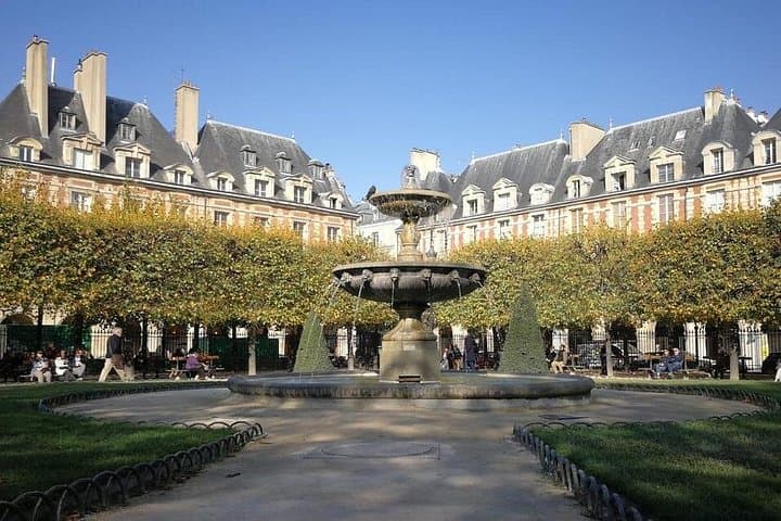 Paris Trendy Marais away from the crowds, Mansions and Fashion — photo 4