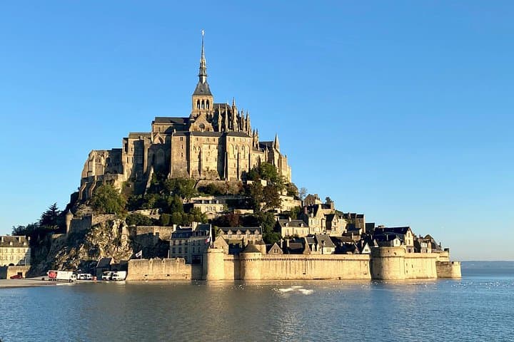 Private Mont Saint-Michel, Honfleur Trip from Paris by Mercedes — photo 1