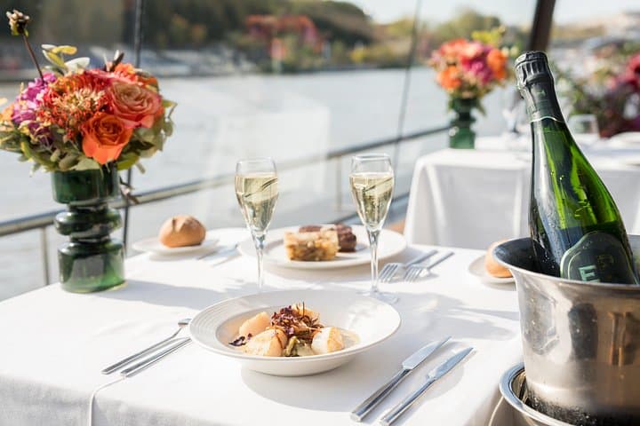 Bateaux Mouches® Lunch Cruise on the Seine River in Paris — photo 12