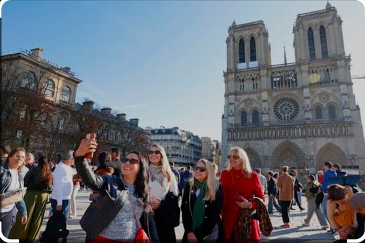 Notre Dame Area Guided Tour with Experienced Guide — photo 2