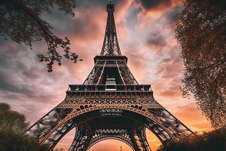 Romantic Eiffel Tower Couple Photoshoot — photo 2