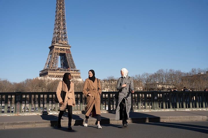Romantic Eiffel Tower Couple Photoshoot — photo 3