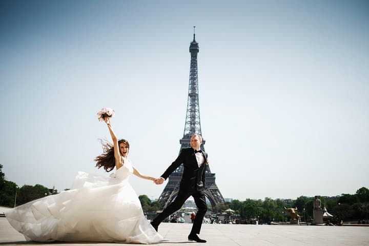 Romantic Eiffel Tower Couple Photoshoot — photo 1