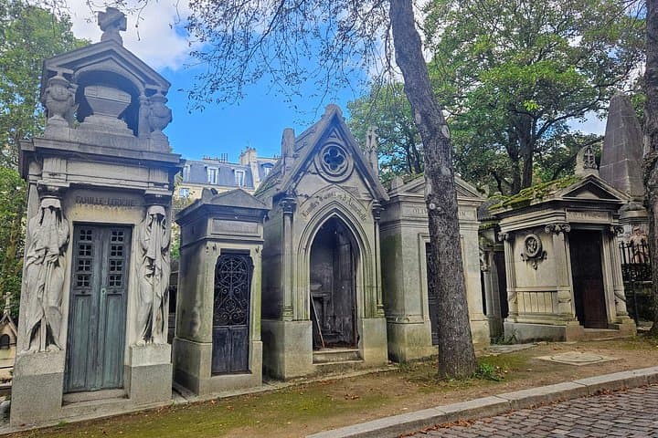Père Lachaise Cemetery Tour, Tales from the Graves and Crepes — photo 9