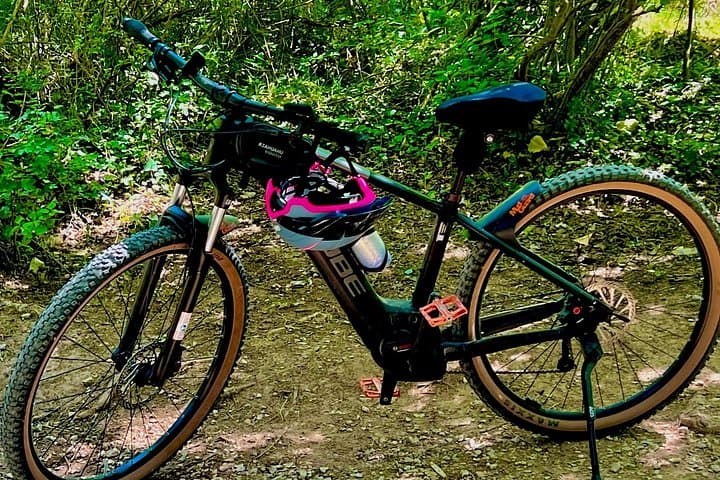 Riding eMTBs, let yourself be guided through Cezanne's landscapes