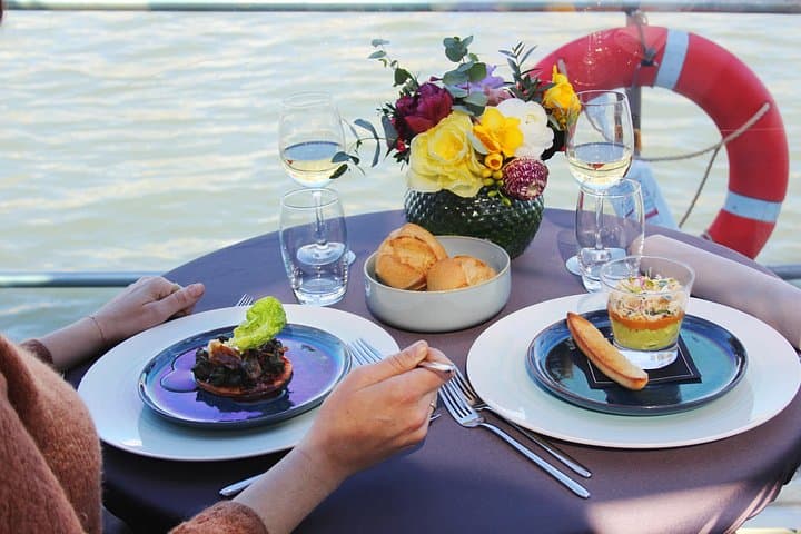 Early evening Dinner Cruise with drinks by Bateaux Parisiens — photo 16