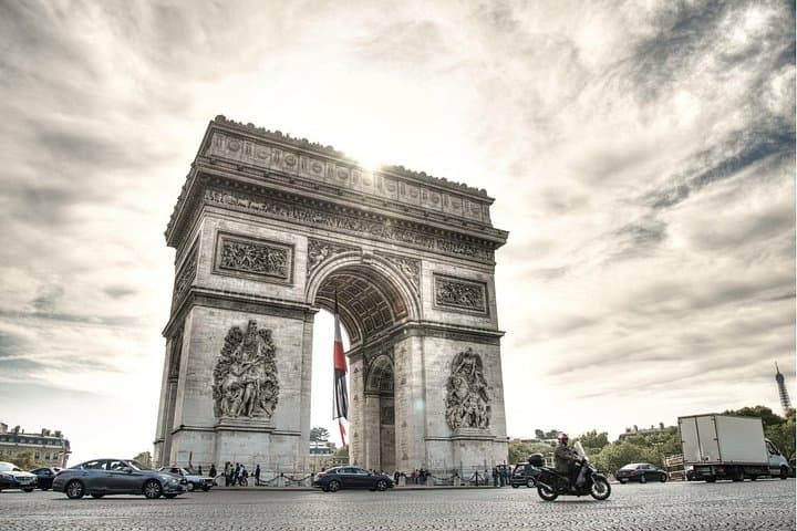 Guided Tour of the Champs-Élysées with Arc de Triomphe Tickets — photo 3