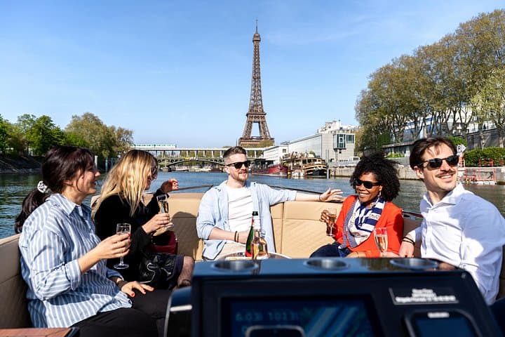 2-6 pax Private River Boat Tour in Paris with Rosé and Macarons — photo 3