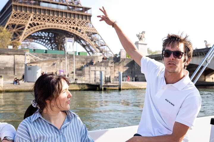 2-6 pax Private River Boat Tour in Paris with Rosé and Macarons — photo 1