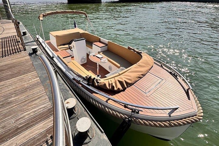 2-6 pax Private River Boat Tour in Paris with Rosé and Macarons — photo 8