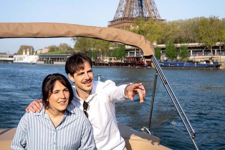 2-6 pax Private River Boat Tour in Paris with Rosé and Macarons — photo 11