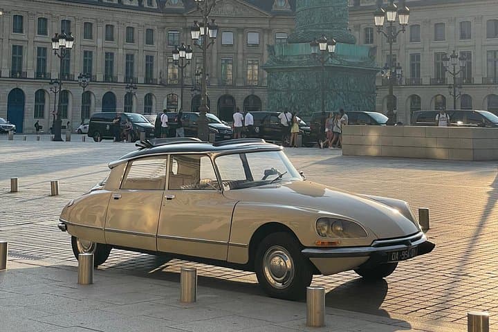 Paris TV Show Tour in a Open Top Vintage French Car Citroen DS — photo 9