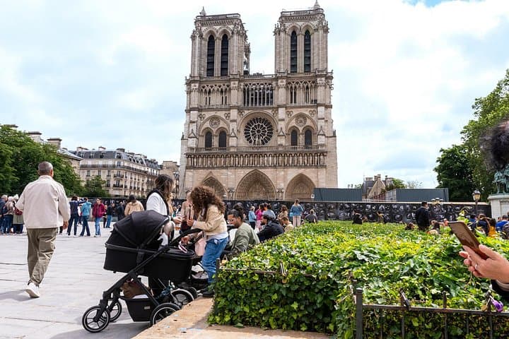 Semi-Private Paris in a Day Tour: Louvre, Montmartre & Notre Dame — photo 2