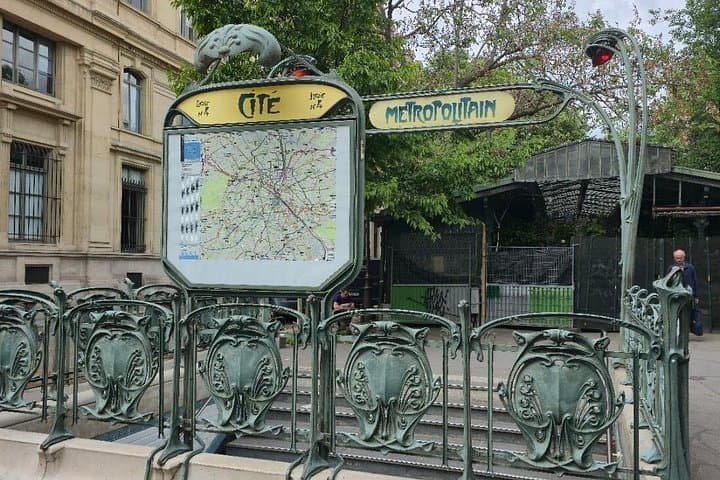 Île de la Cité Guided Tour & Exterior Notre Dame — photo 7