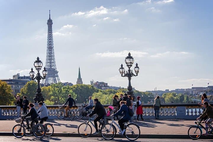 Explore Paris with A Comfortable Bike Tour Ride — photo 1