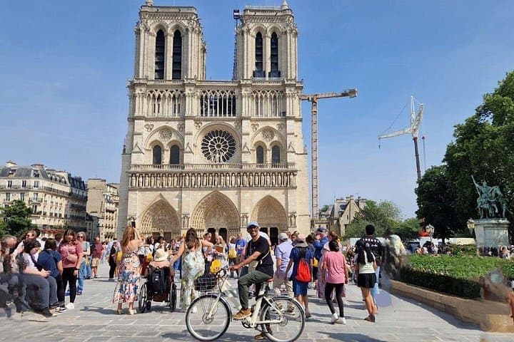 Explore Paris with A Comfortable Bike Tour Ride — photo 2
