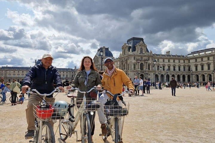 Explore Paris with A Comfortable Bike Tour Ride — photo 3