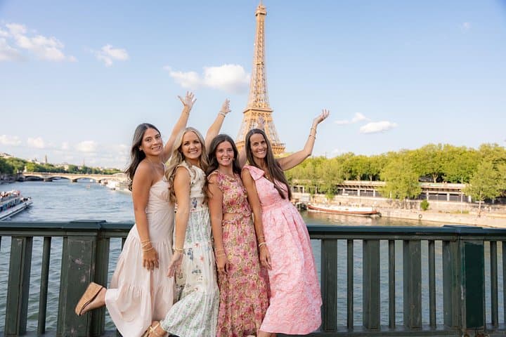 Private Photo Shoot at the Eiffel Tower or Louvre — photo 1