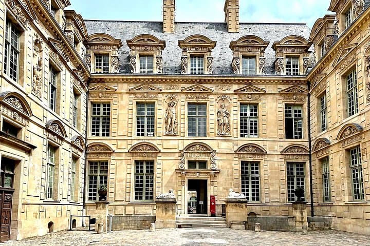 Marais District and Jewish Quarter Exclusive Guided Walking Tour — photo 12