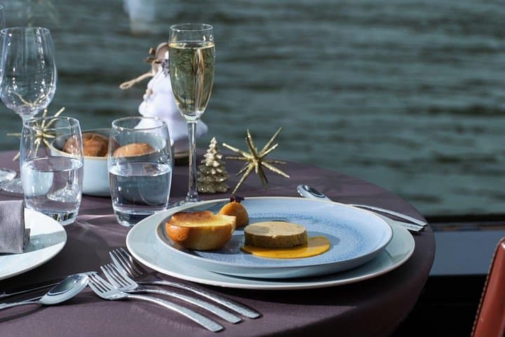 Seine River Christmas Cruise Lunch or Dinner by Bateaux Parisiens — photo 12
