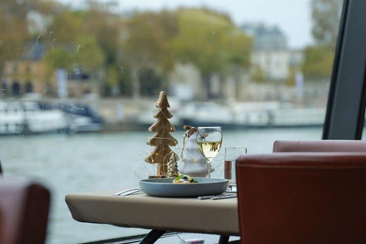 Seine River Christmas Cruise Lunch or Dinner by Bateaux Parisiens — photo 15