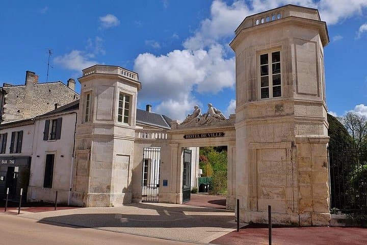 Discover the Heritage of Cognac on a Private Tour from Bordeaux