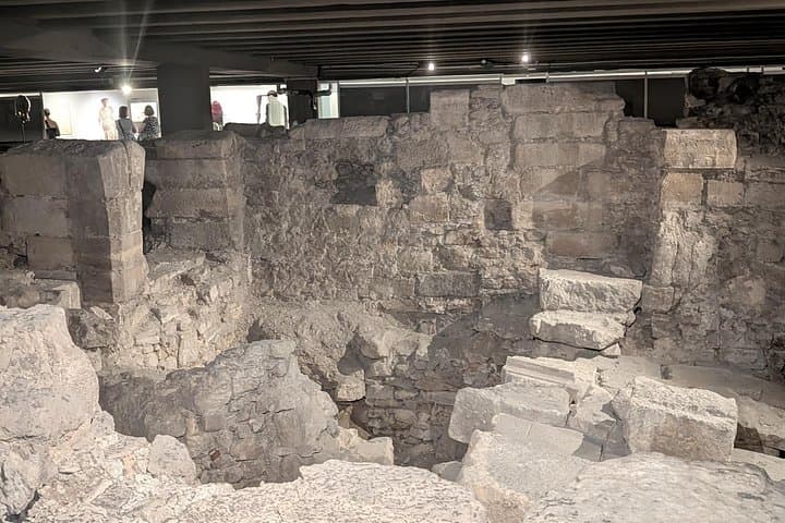 Amazing guided Notre dame and Ile de la cité tour with crypt — photo 3