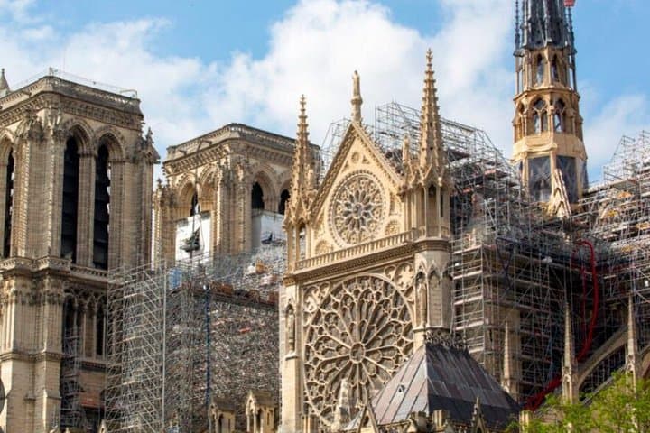 Amazing guided Notre dame and Ile de la cité tour with crypt — photo 4