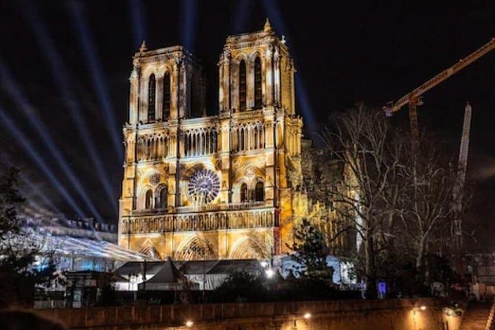Amazing guided Notre dame and Ile de la cité tour with crypt — photo 5