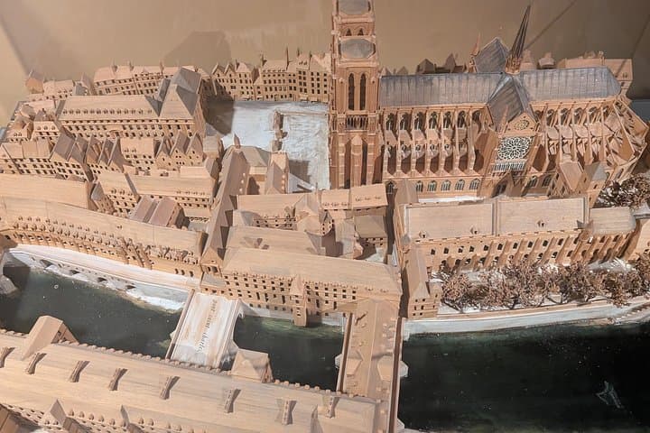 Amazing guided Notre dame and Ile de la cité tour with crypt — photo 6