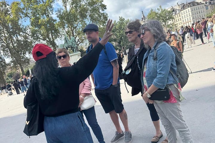 Notre Dame Outdoor Walking Tour and Entrance to Sainte Chapelle — photo 6