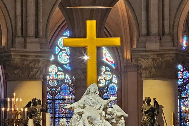 Notre Dame Paris Outdoor Tour with Crypt Entry — photo 10