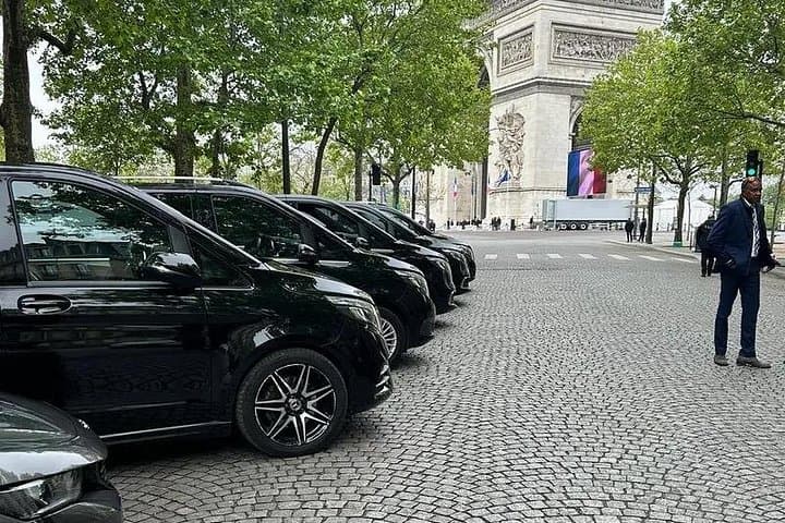 Transfers between Paris and Paris Disneyland Versaille Airports — photo 1