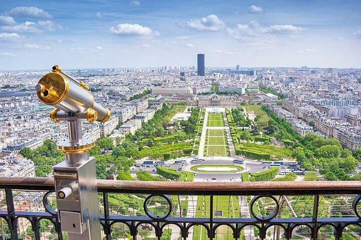 Eiffel Summit Family Custom Tour With A Private Guide — photo 3