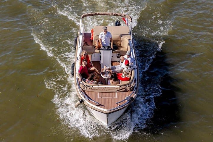 2-6 pax Private River Boat Tour in Paris with Rosé and Macarons — photo 5