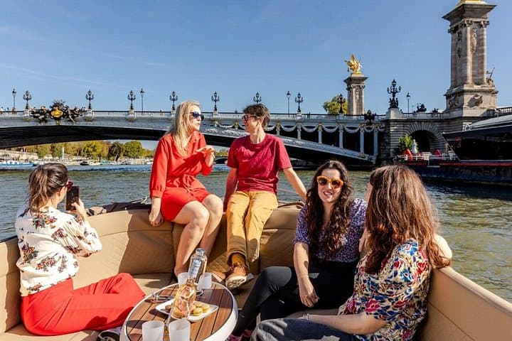 2-6 pax Private River Boat Tour in Paris with Rosé and Macarons — photo 2