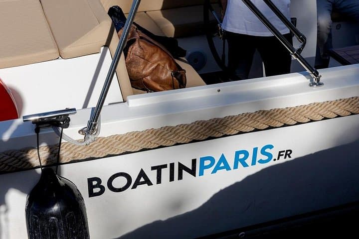2-6 pax Private River Boat Tour in Paris with Rosé and Macarons — photo 12