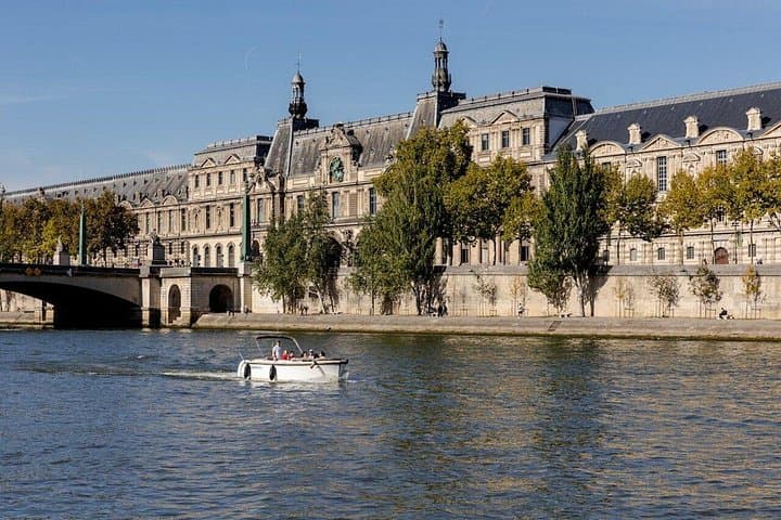 2-6 pax Private River Boat Tour in Paris with Rosé and Macarons — photo 13