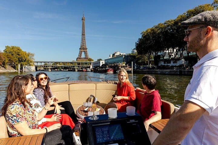 2-6 pax Private River Boat Tour in Paris with Rosé and Macarons — photo 14