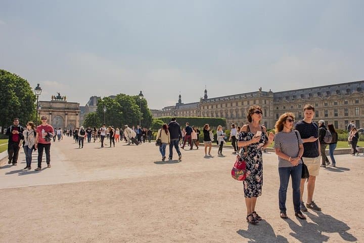 Paris Private Tour: Highlights, Top Quarters & Eiffel Tower — photo 3