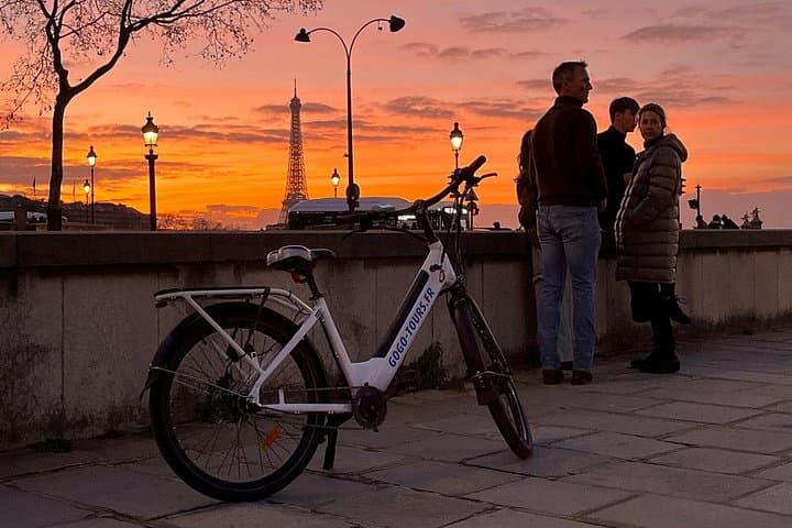 Paris: Small Group Highlights E-Bike Guided Tour — photo 8