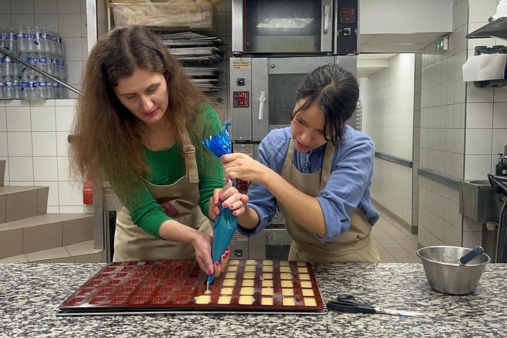 Paris Macaron Baking Activity in a Real Pâtisserie — photo 2