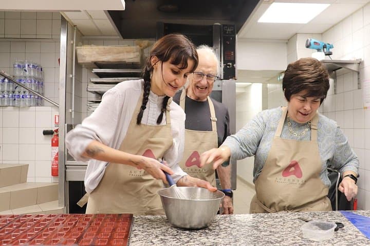 Paris Macaron Baking Activity in a Real Pâtisserie — photo 4