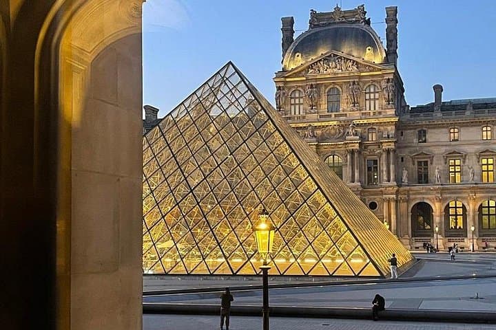 Paris Darkest Tales A Night of Secrets and Legendary Bar Tour — photo 2