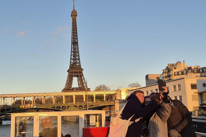 Paris Seine River Sightseeing Guided Cruise Vedettes du Pont Neuf — photo 16