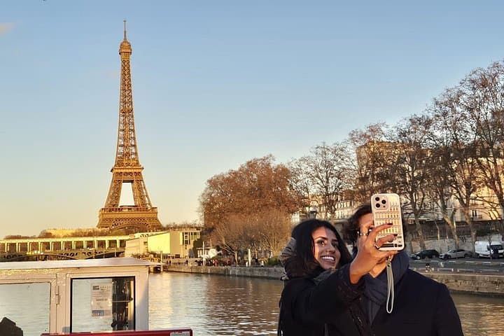 Paris Seine River Sightseeing Guided Cruise Vedettes du Pont Neuf — photo 12