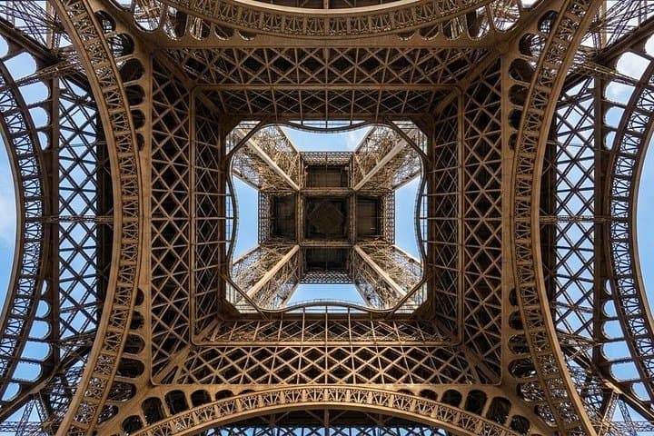 Eiffel Tower Reserved Access Guided Tour with Optional Summit — photo 4