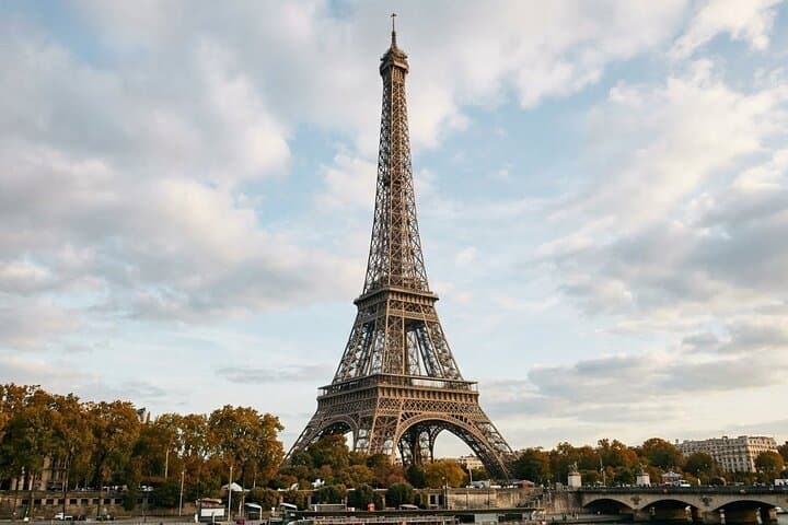 Eiffel Tower Reserved Access Guided Tour with Optional Summit — photo 2