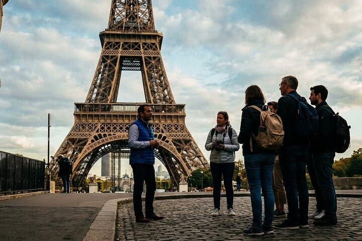 Eiffel Tower Reserved Access Guided Tour with Optional Summit — photo 3